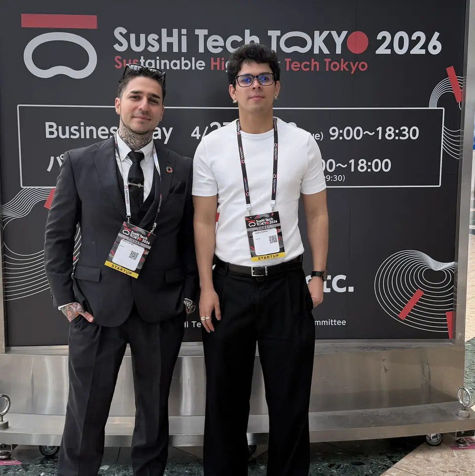 Carlos y Valerio con gafetes de startup en SusHi Tech Tokyo 2026, en Tokyo Big Sight
